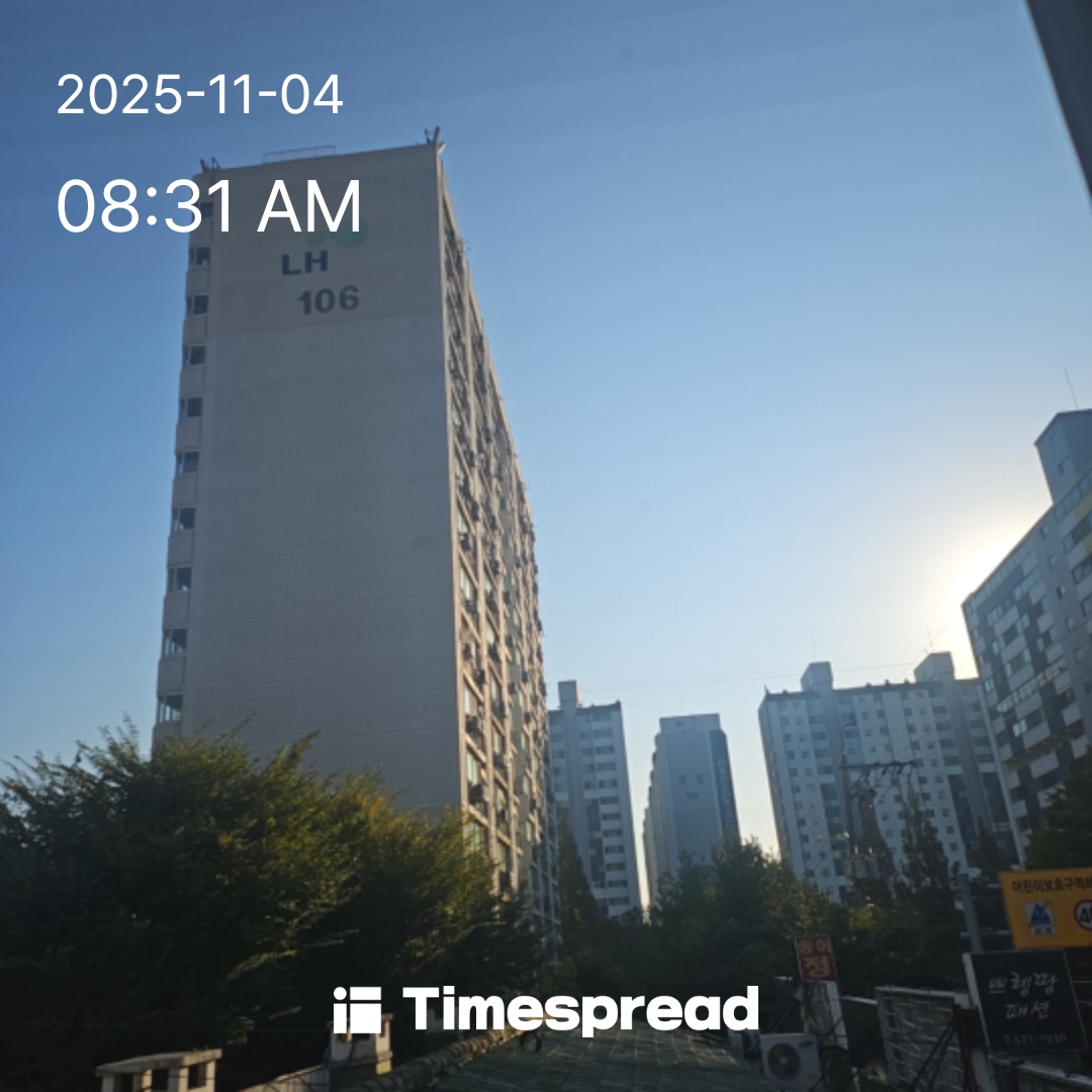 건물사이로 보이는 하늘